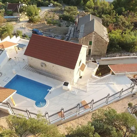 Vila Fenix 8+4 *