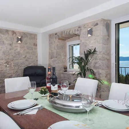 Vila Fenix 8+4 *